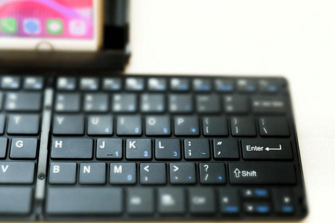 スマートフォンとBluetoothキーボードを使って手続きをするようす