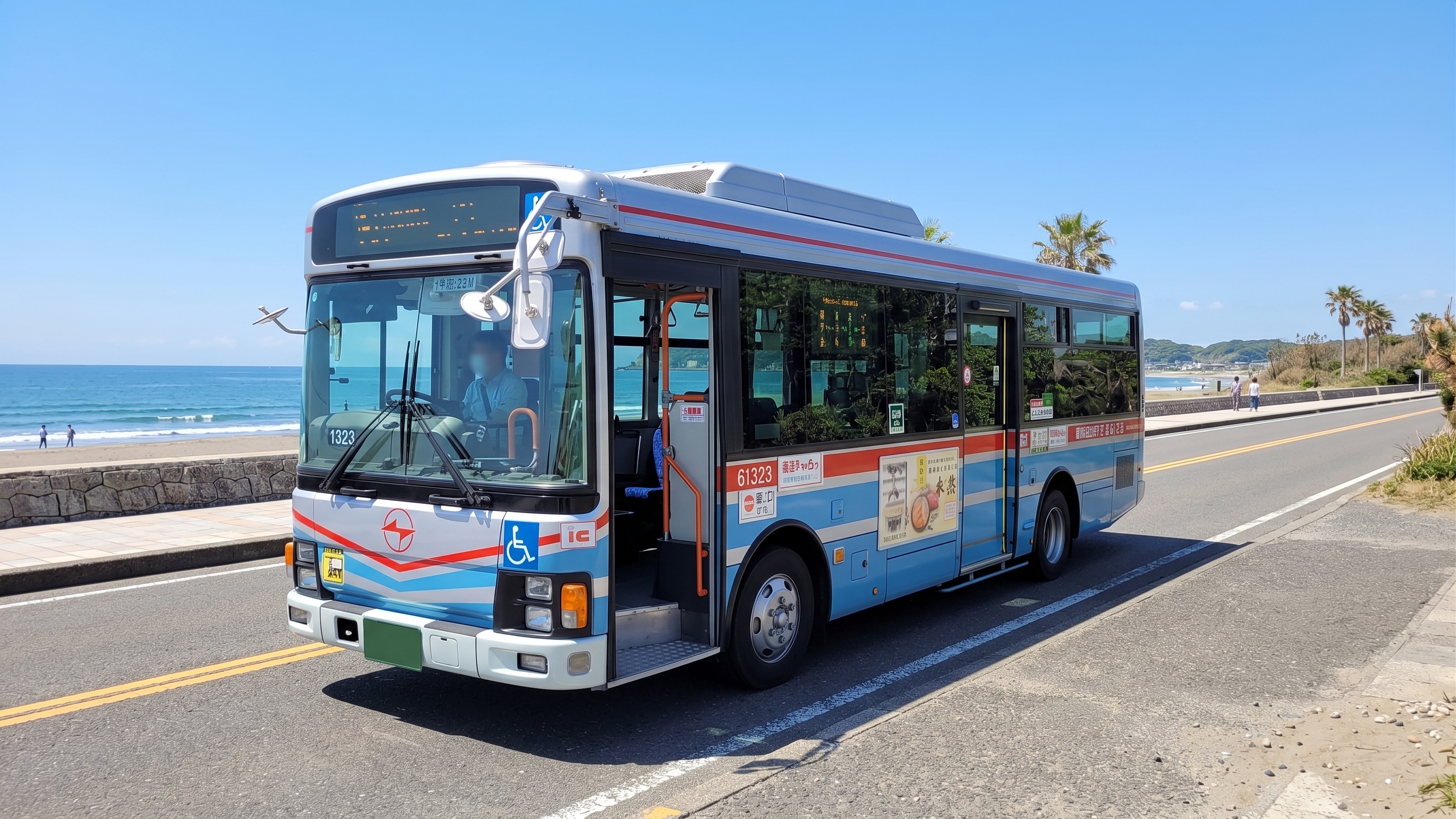 海沿いの道を走る路線バス