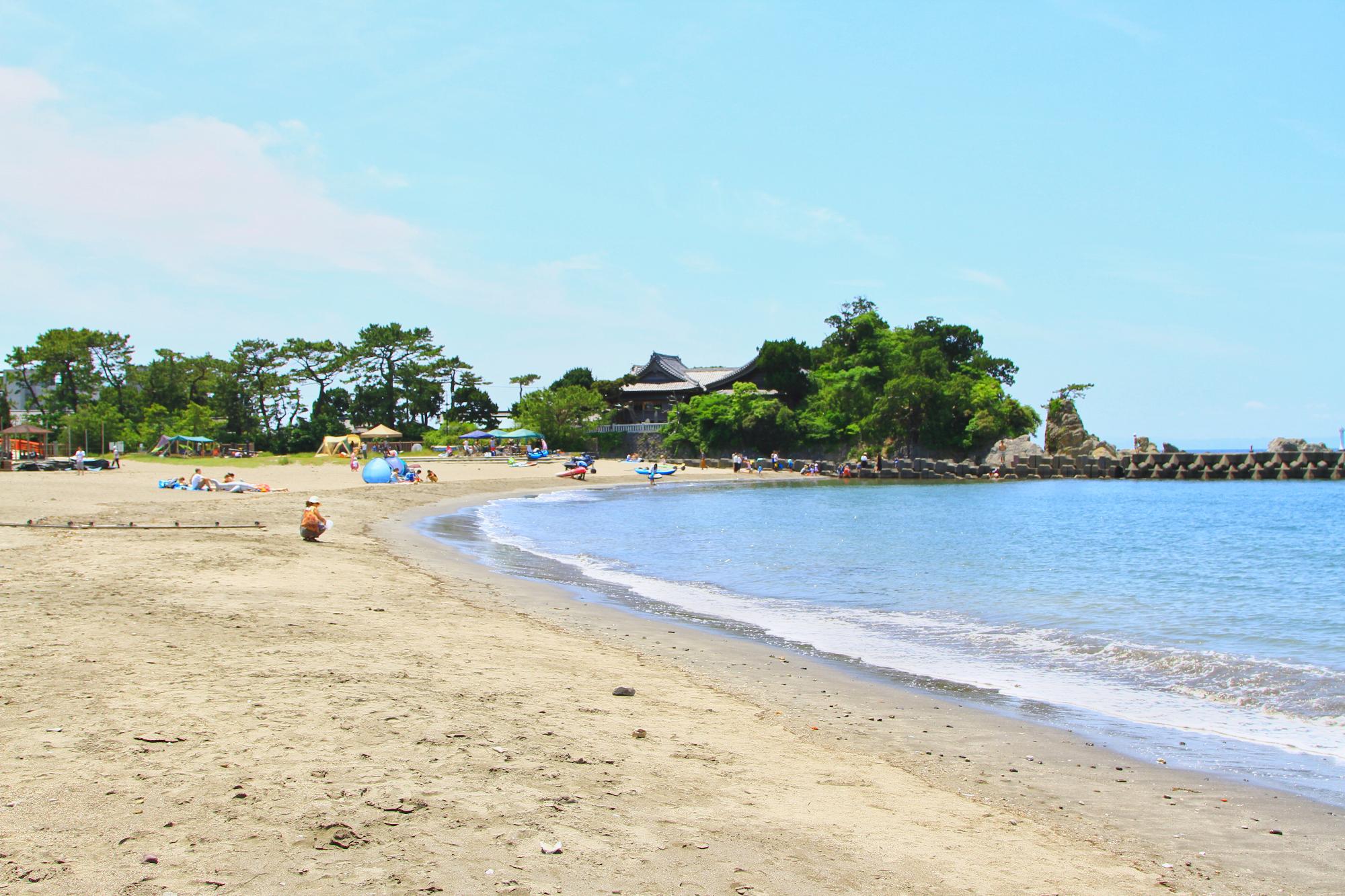 緑に囲まれた社を望む、穏やかな葉山の海岸